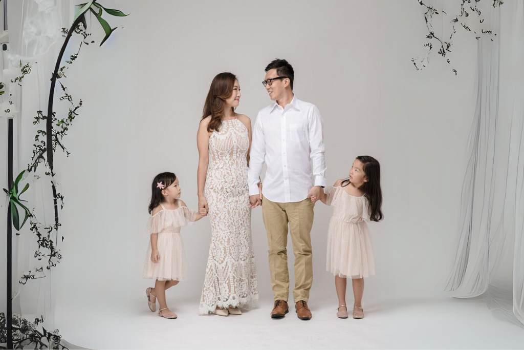 Ide pose keluarga kasual gandeng anak Ngonten Box Ide pose keluarga kasual gandeng anak